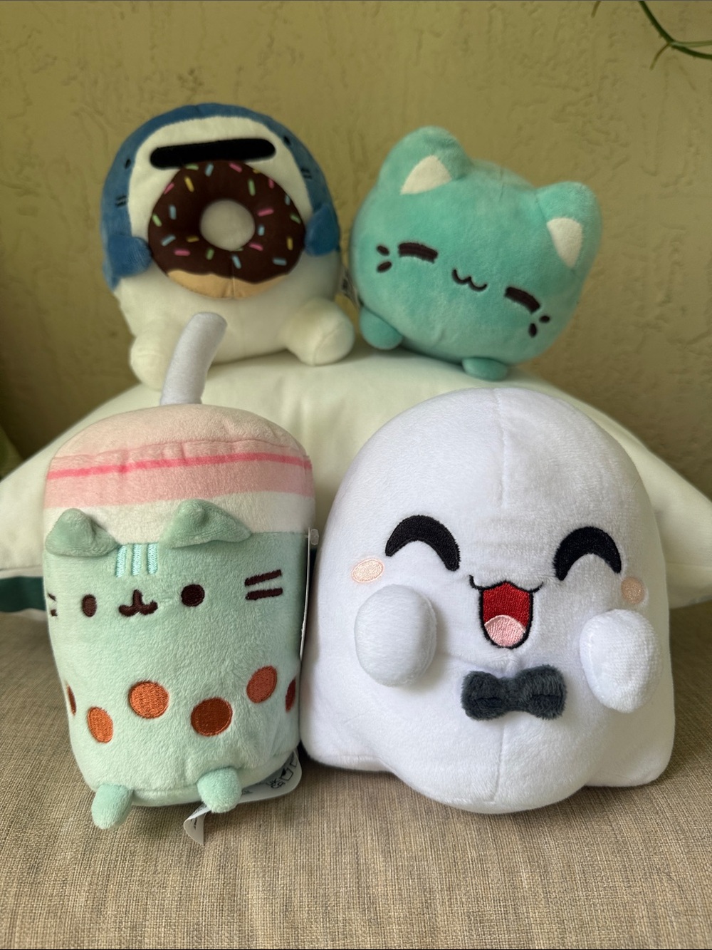 Bundle of four decorative accessories.